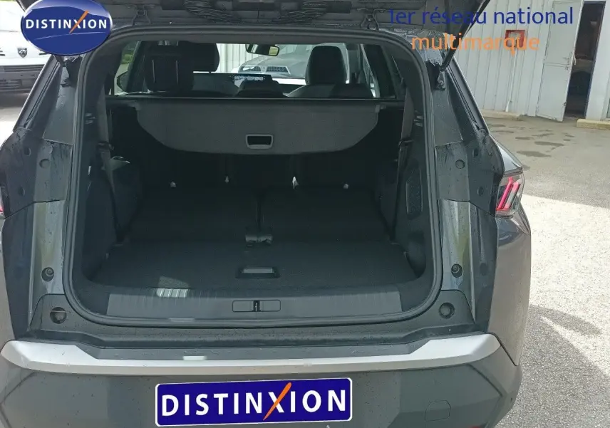 Vue arrière ouverte du Peugeot 5008 gris titane métal 2025, montrant le coffre spacieux et le hayon relevé.