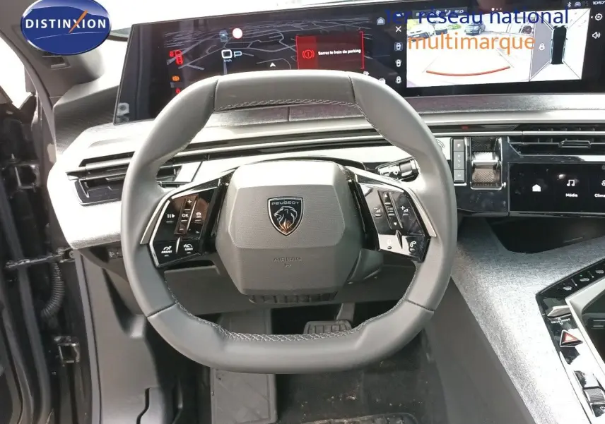 Vue rapprochée du volant cuir multifonction et du tableau de bord numérique du Peugeot 5008 2025, intérieur gris noir.