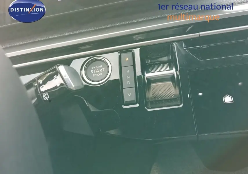 Gros plan sur la console centrale du Peugeot 5008 2025, montrant le bouton start/stop et la commande de boîte automatique.