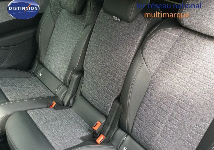 Gros plan sur les sièges arrière gris tissu et cuir du Peugeot 5008 2025, finition Allure, avec surpiqûres contrastées.