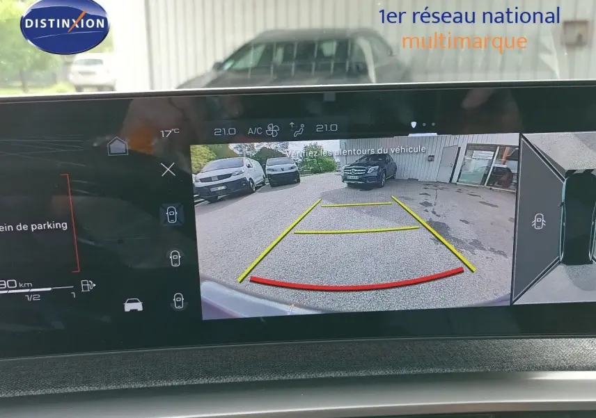 Écran de caméra de recul montrant l’arrière d’un Peugeot 5008 gris titane métal en stationnement, vue centrale.