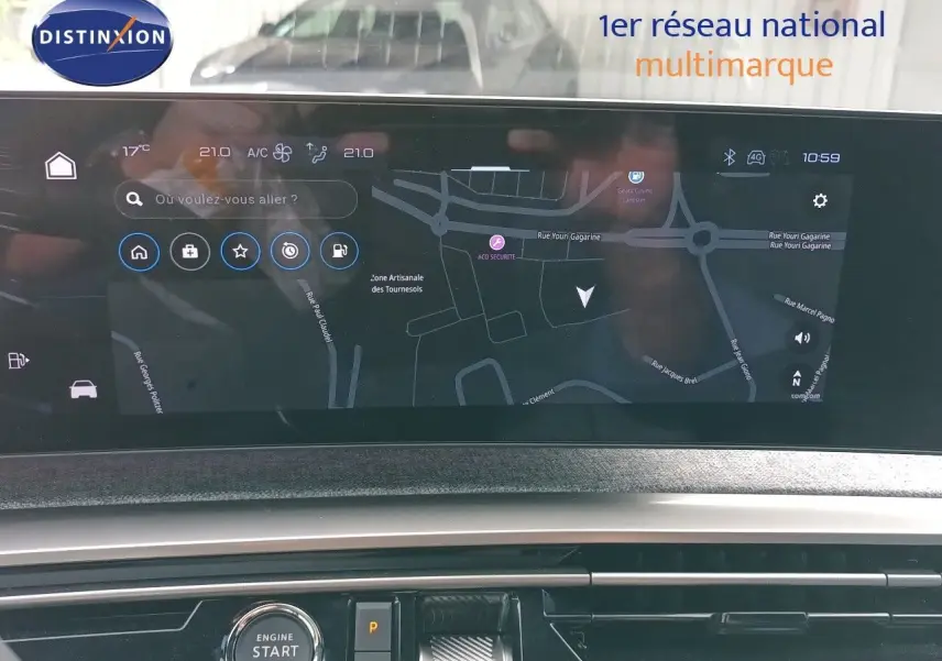Vue rapprochée de l’écran tactile et console centrale du Peugeot 5008 gris titane, affichant la navigation GPS.