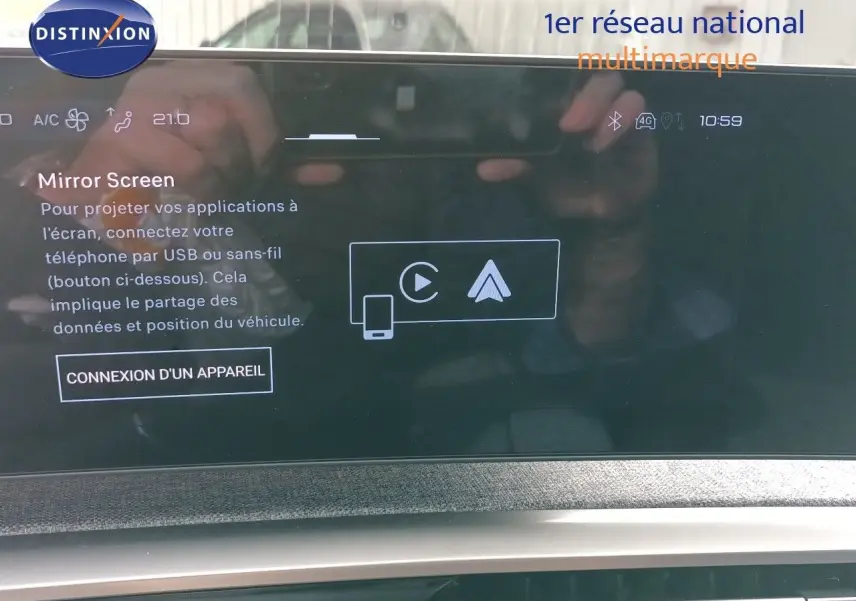 Écran tactile intérieur du Peugeot 5008 gris titane, affichant l'option Mirror Screen avec instructions de connexion.