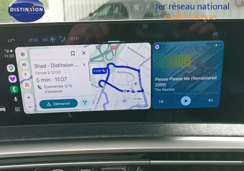 Vue rapprochée de l’écran tactile du tableau de bord du Peugeot 5008 gris titane, affichant navigation et musique.