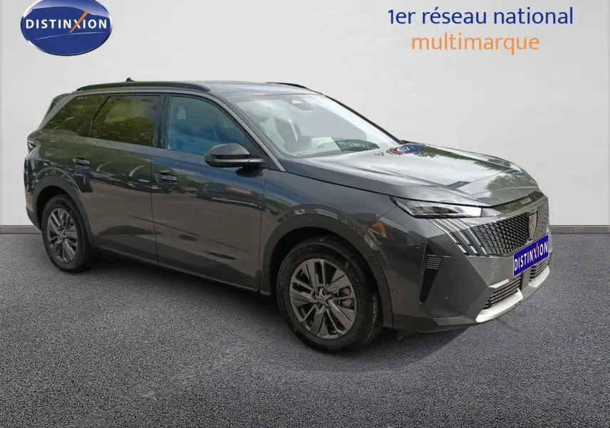 Peugeot 5008 gris titane métal en 3/4 avant droit, SUV hybride avec calandre distinctive et jantes alliage.