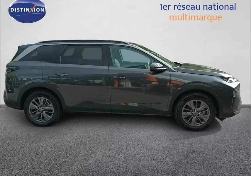 Profil droit du Peugeot 5008 2025 gris titane métal, soulignant ses lignes modernes et ses jantes alliage.