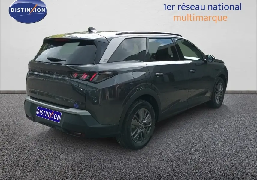 Peugeot 5008 gris titane métal, vue 3/4 arrière droit, SUV hybride avec feux arrière LED distinctifs.