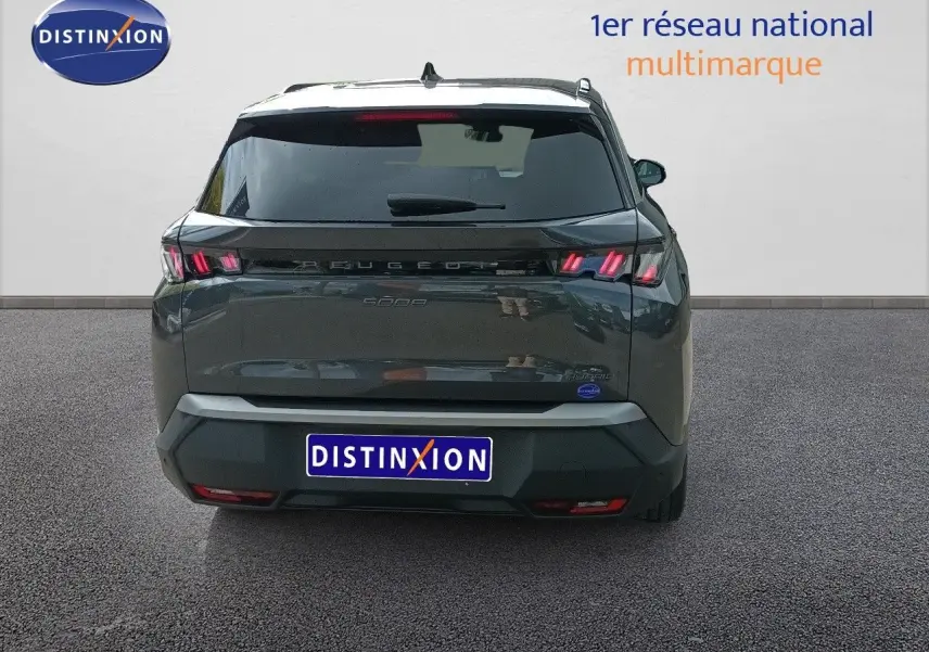 Vue arrière d'un Peugeot 5008 gris titane métal 2025 avec feux LED et logo distinctif sur fond neutre.