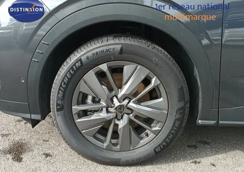Gros plan sur la roue avant gauche du Peugeot 5008 gris titane métal, mettant en valeur la jante alliage et le pneu Michelin.