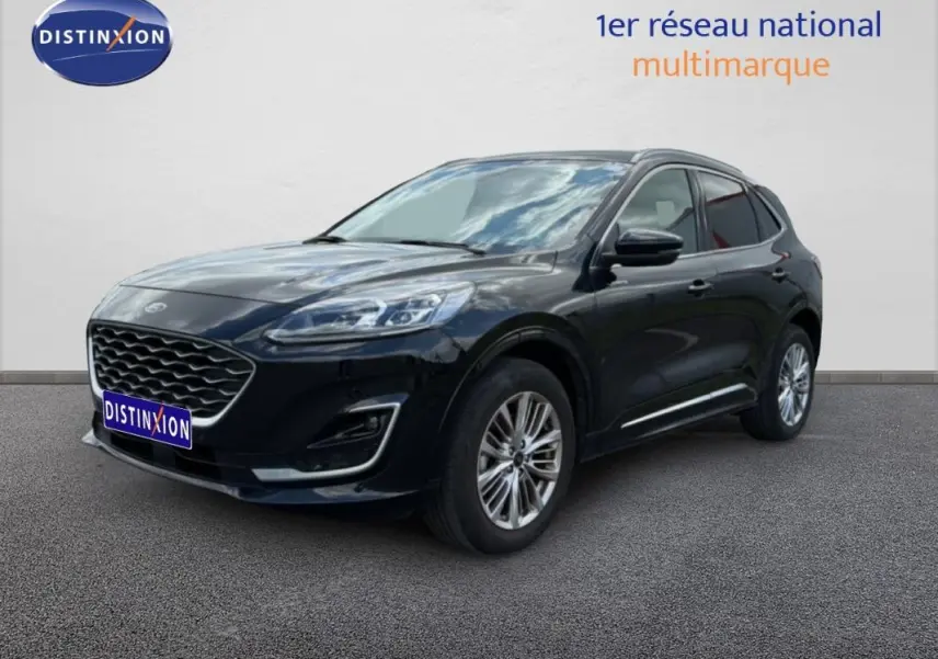 Ford Kuga noir vue 3/4 avant droit, avec jantes alliage 18 pouces et barres de toit visibles.