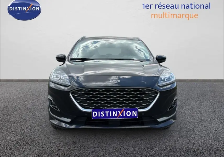 Vue frontale d'un Ford Kuga noir 2024 avec calandre large et phares LED, sur fond neutre avec logo Distinxion.