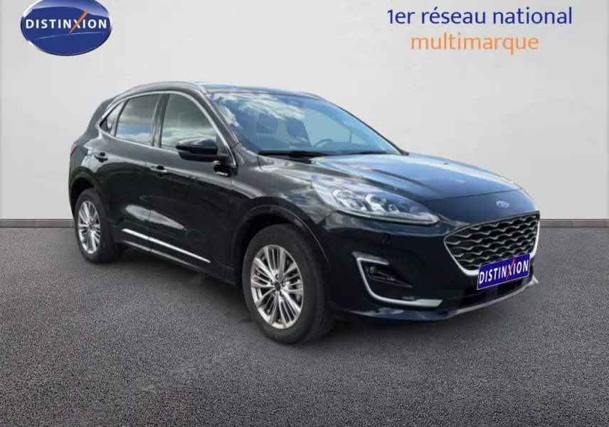 Ford Kuga noir en 3/4 avant droit, avec jantes alliage 18 pouces et vitres surteintées, sur fond neutre.