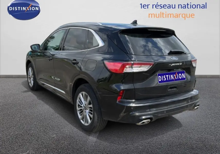 Vue 3/4 arrière droite du Ford Kuga noir 2024 avec jantes alliage 18 pouces et vitres surteintées.
