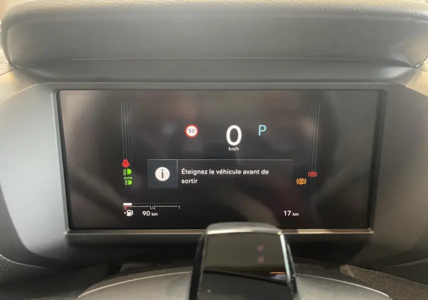 Affichage numérique du tableau de bord de la Citroën C4 gris, vue frontale centrée sur l'écran de vitesse et alertes.