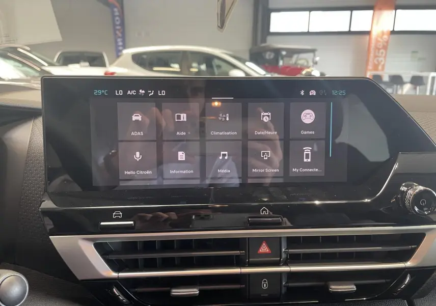 Écran tactile central et aérateurs du tableau de bord de la Citroën C4 gris, vue intérieure frontale.