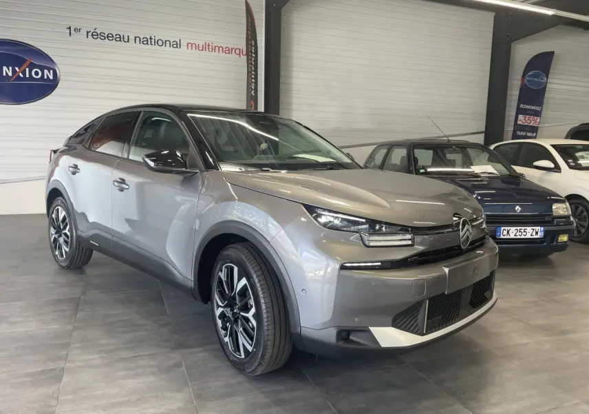 Citroën C4 gris métallisé en 3/4 avant droit avec toit noir Perla Nera et jantes alliage 18 pouces.