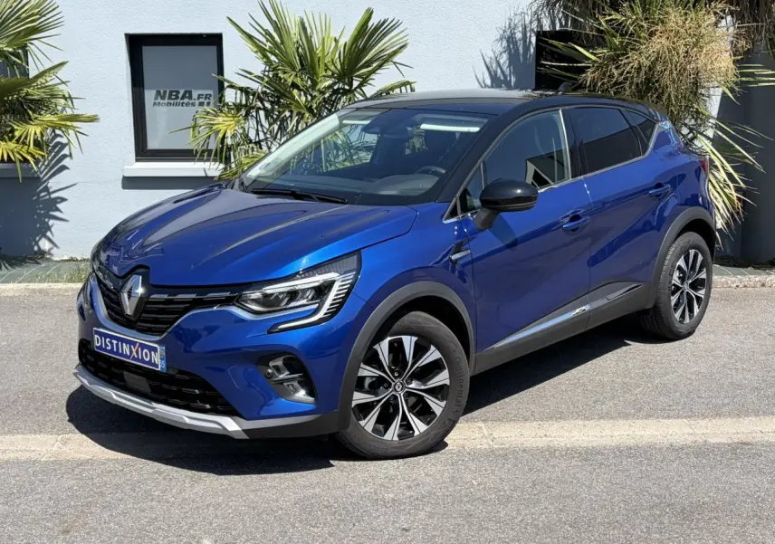 Renault Captur TCE 90 Techno bleu Iron avec toit noir, vue 3/4 avant mettant en valeur ses jantes alliage 17 pouces.