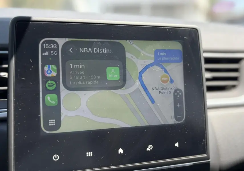 Écran tactile du GPS Apple CarPlay du Renault Captur TCE 90 Techno, vue rapprochée de la console centrale.
