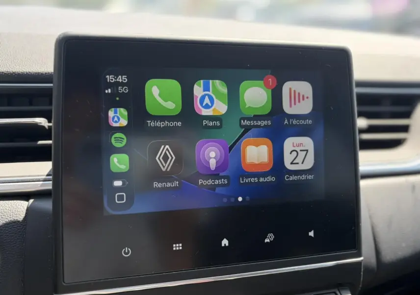 Écran tactile central affichant Apple CarPlay dans l’habitacle du Renault Captur 2024.