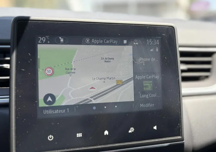 Écran tactile central du Renault Captur 2024 affichant la navigation GPS avec Apple CarPlay, vue intérieure frontale.