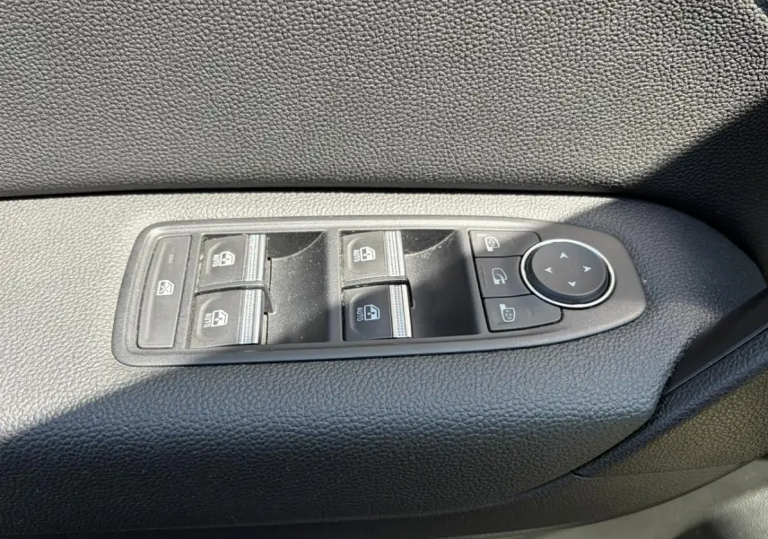Gros plan sur les commandes des vitres électriques et rétroviseurs sur la porte côté conducteur du Renault Captur 2024.