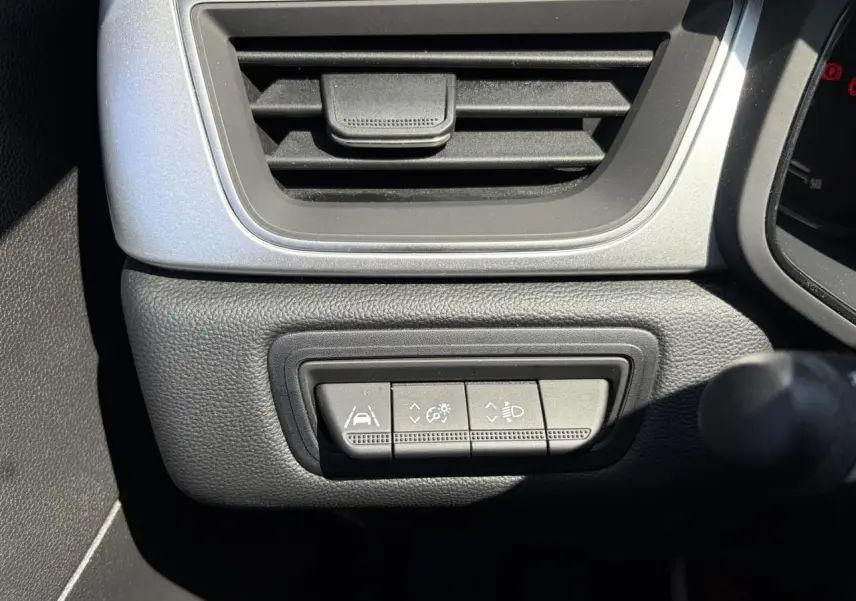Détail des commandes d'assistance à la conduite sur le tableau de bord noir du Renault Captur TCE 90 Techno.