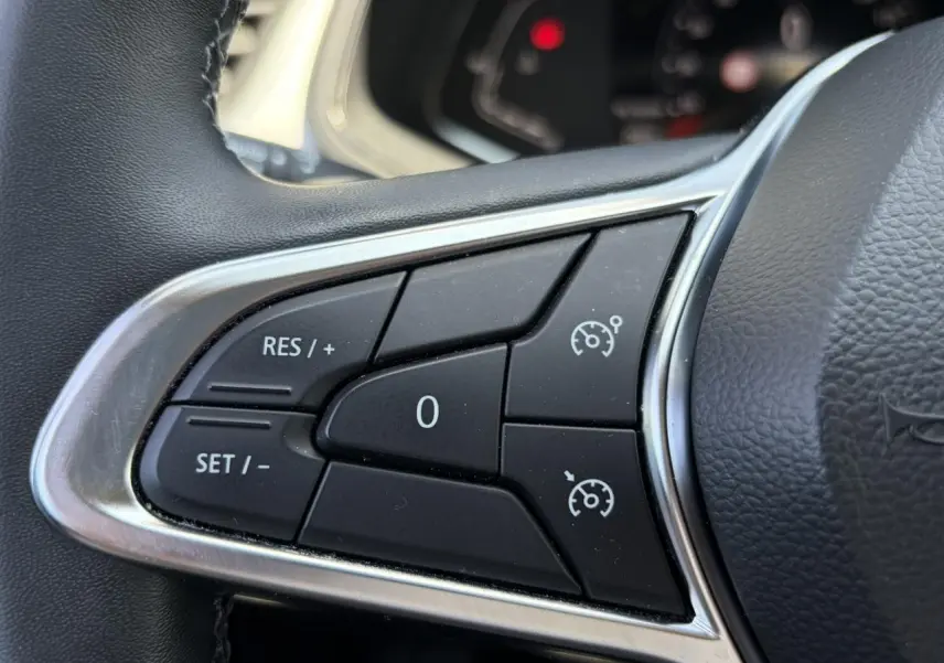 Gros plan sur les commandes de régulateur de vitesse au volant du Renault Captur TCE 90 Techno 2024.