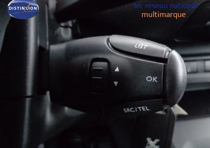 Gros plan sur les commandes de réglage des rétroviseurs et des vitres électriques côté conducteur du Peugeot Expert Fourgon noir métal 2022.