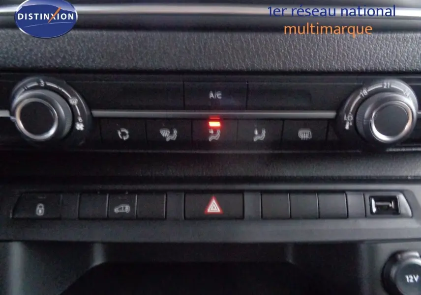 Intérieur noir du fourgon Peugeot Expert Standard 2022, vue de la zone de chargement côté droit sans aménagements visibles.