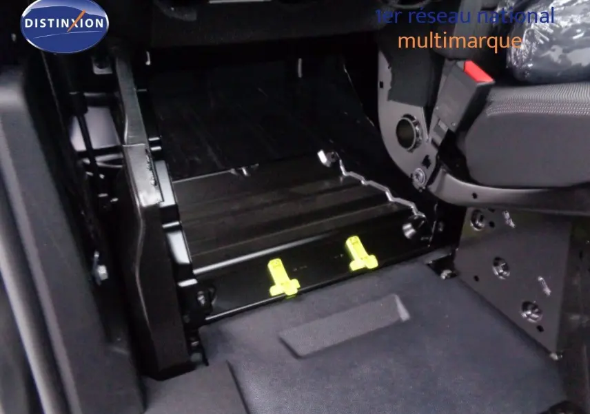 Intérieur du Peugeot Expert Fourgon 2022, vue côté conducteur sur les sièges tissu noir et gris, volant et tableau de bord visibles.