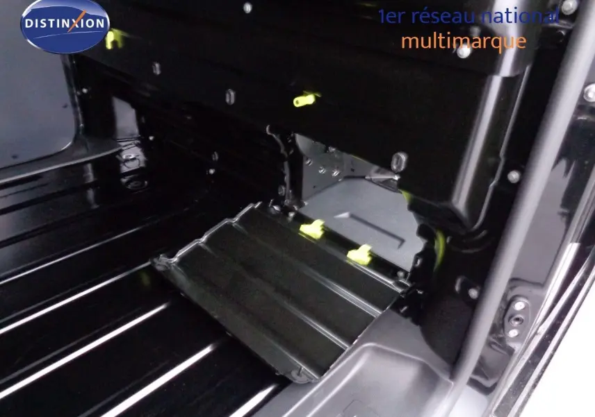 Gros plan sur la commande de régulateur de vitesse du Peugeot Expert Fourgon noir métal, version 2022.