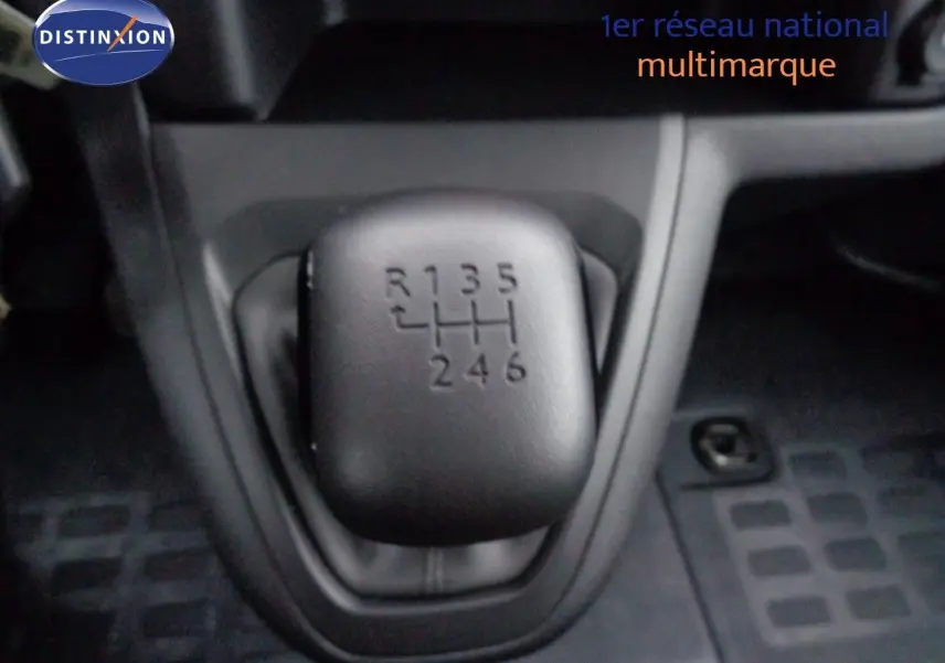 Vue rapprochée du volant Peugeot Expert Fourgon noir métal 2022, tableau de bord et commandes visibles.