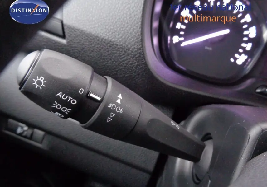 Vue latérale côté gauche du Peugeot Expert Fourgon noir métal 2022, mettant en valeur la roue avant et la portière.