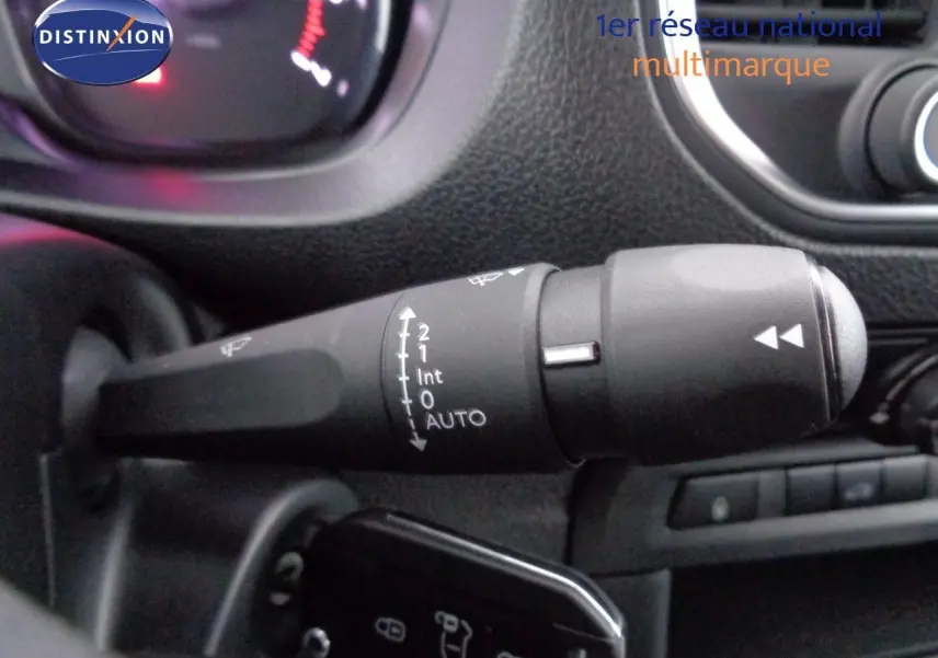 Vue 3/4 arrière droite d'un Peugeot Expert Fourgon noir métal, mettant en valeur la porte latérale et les feux arrière rouges.