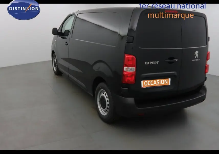 Vue 3/4 arrière droite du Peugeot Expert Fourgon noir métal 2022 avec portes arrière fermées dans un studio.