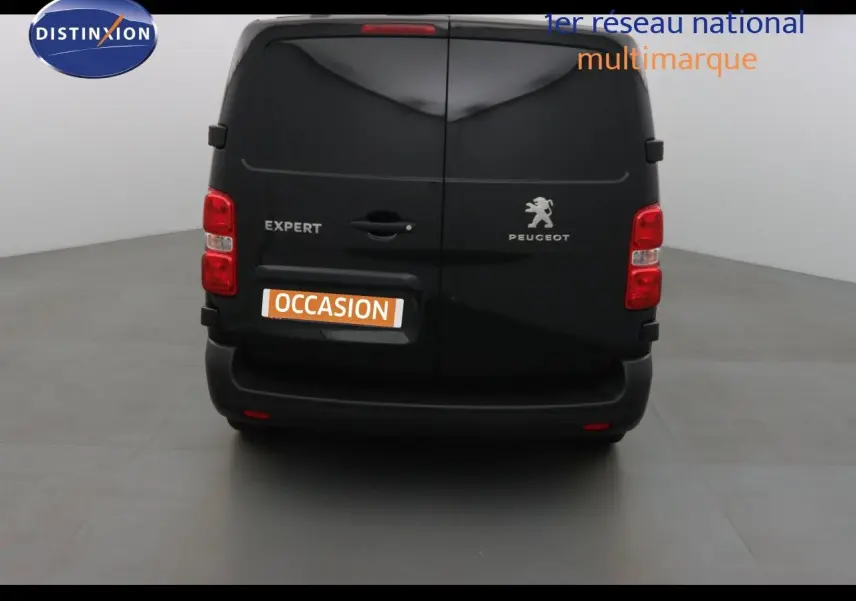 Vue arrière du Peugeot Expert Fourgon noir métal 2022 avec portes battantes et feux rouges visibles.