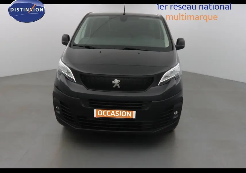 Intérieur du Peugeot Expert Fourgon noir métal 2022, vue de face sur le poste de conduite et la console centrale.