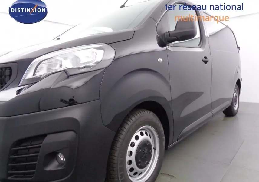 Gros plan sur la commande d'essuie-glace du Peugeot Expert Fourgon noir métal, tableau de bord en arrière-plan flou.