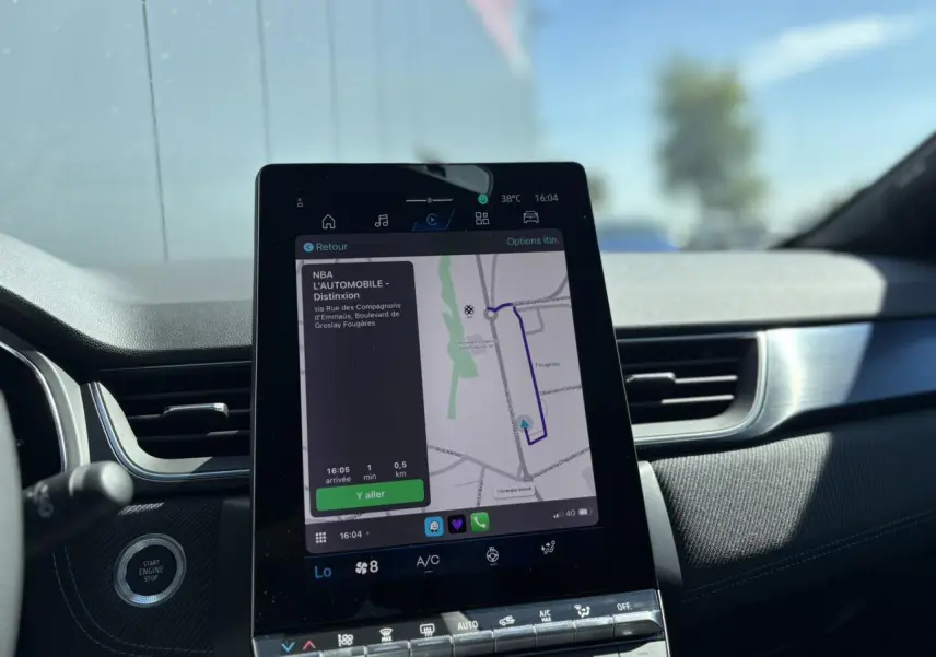 Écran tactile central avec navigation active dans l'habitacle sombre du Renault SYMBIOZ Gris Rafale, vue de face