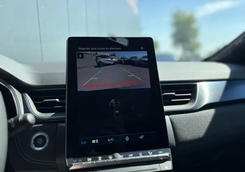 Écran tactile central affichant la caméra de recul dans l'habitacle du Renault Symbioz gris Rafale, vue avant intérieure.