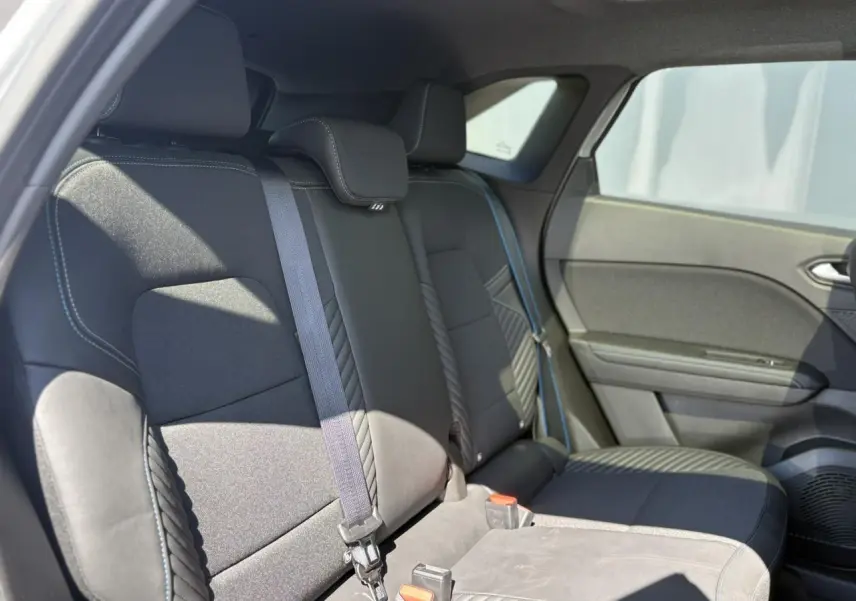 Vue intérieure côté droit sur la banquette arrière noire du Renault SYMBIOZ 2025, avec ceintures de sécurité visibles.
