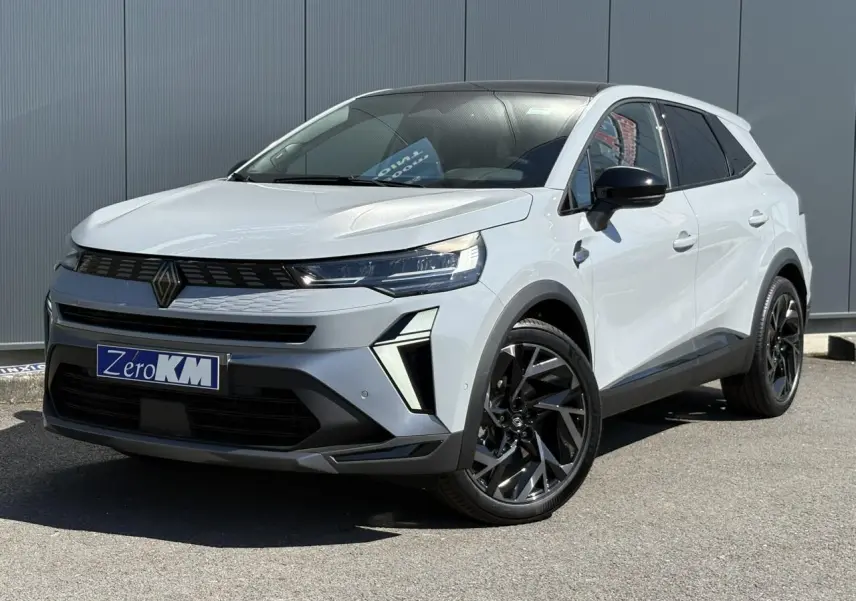 Vue 3/4 avant droit du Renault SYMBIOZ gris Rafale avec toit panoramique Solarbay et jantes noires distinctives.