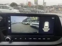 Vue intérieure de l'écran multimédia affichant la caméra de recul d'une Hyundai i20 noire Phantom Metal, année 2025.