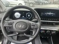 Vue intérieure du tableau de bord et volant multifonction d'une Hyundai i20 noire Phantom Metal 2025, avec écran digital.
