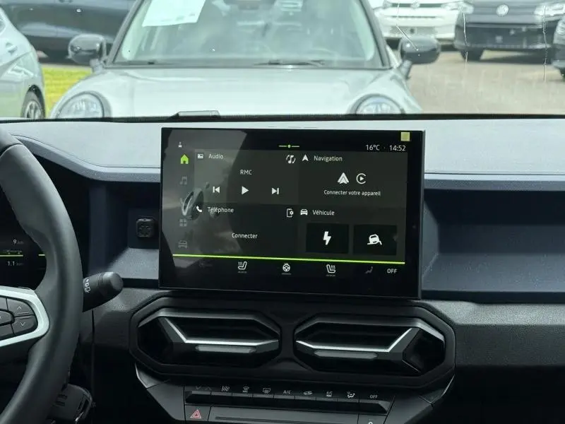 Vue intérieure centrée sur l'écran tactile du tableau de bord du Dacia Duster 2026, finition gris Schiste.