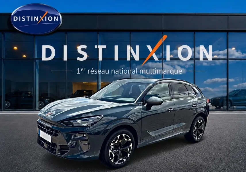 Vue 3/4 avant droite d'une CUPRA Terramar 2026 bleu fjord avec jantes 19 pouces devant une vitrine Distinxion.