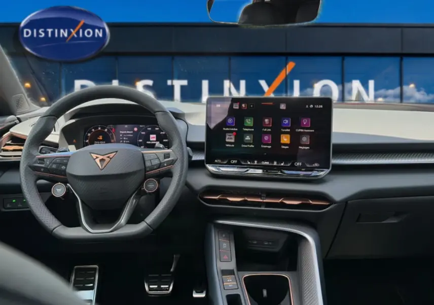 Vue intérieure frontale du tableau de bord de la CUPRA TERRAMAR 2026 avec écran tactile 12,9 pouces et volant multifonction cuir.