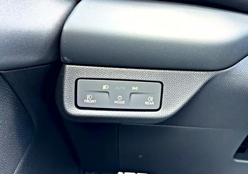 Détail du tableau de bord côté gauche avec commandes d’éclairage sur CUPRA TERRAMAR 2026 bleu fjord.