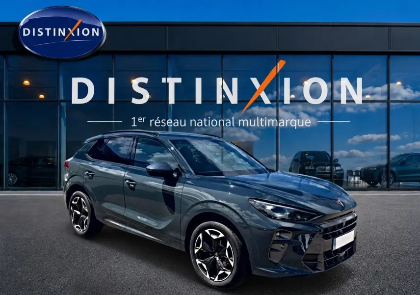 Vue 3/4 avant droit d'une CUPRA Terramar 2026 bleu fjord avec jantes 19 pouces et vitres surteintées.