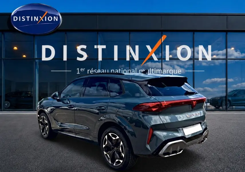 Vue 3/4 arrière droite d'une CUPRA TERRAMAR 2026 bleu fjord avec jantes 19 pouces et feux arrière LED.